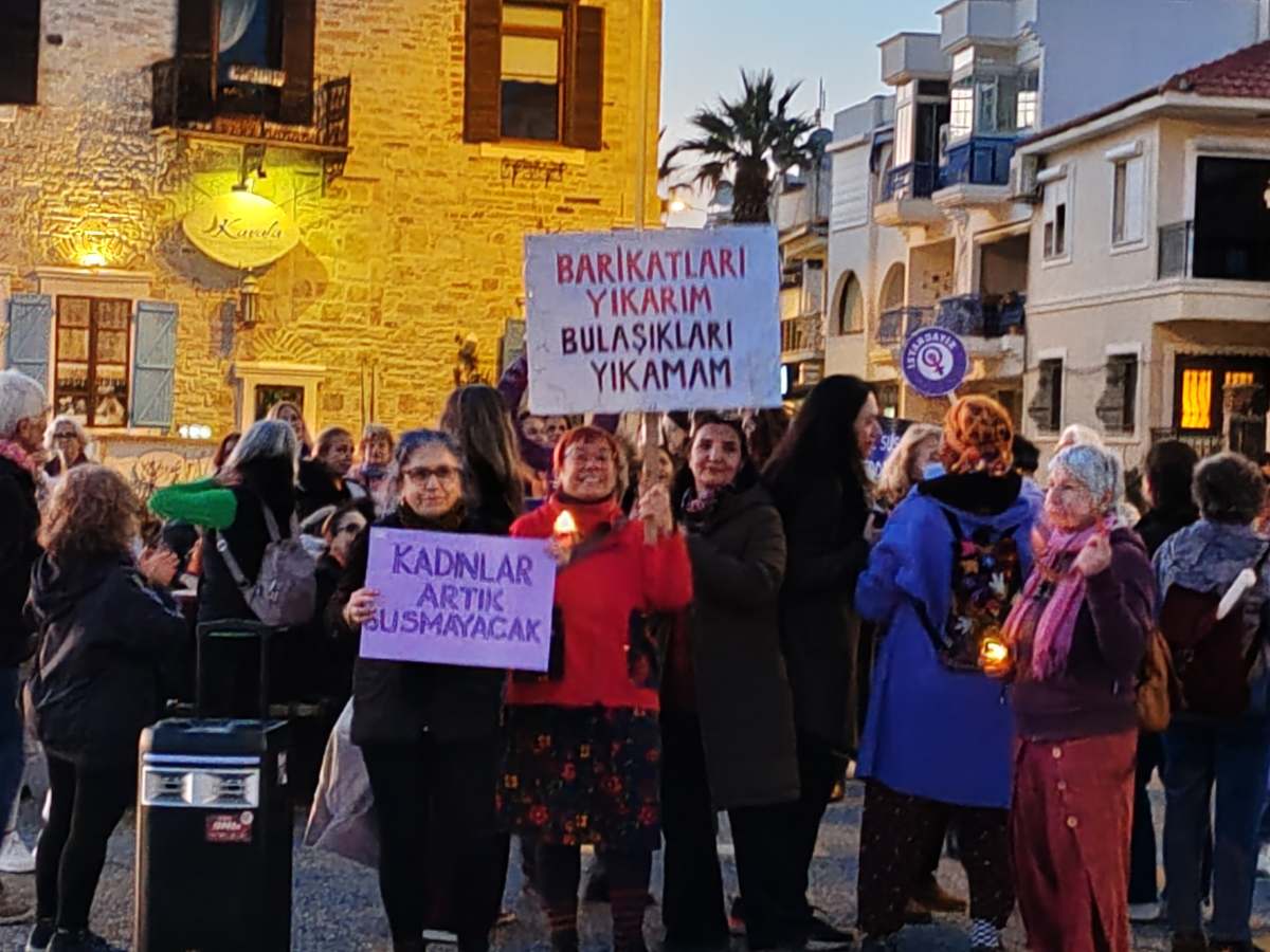 FOÇA’DA İLK FEMİNİST GECE YÜRÜYÜŞÜNÜ GERÇEKLEŞTİRDİK